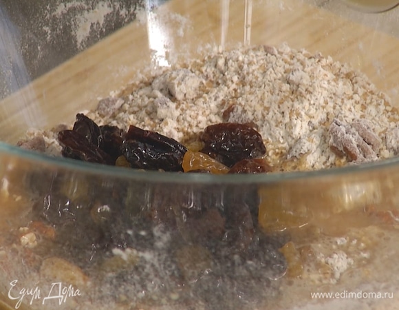 К муке добавить изюм вместе с чаем, посолить. Вымешать тесто.