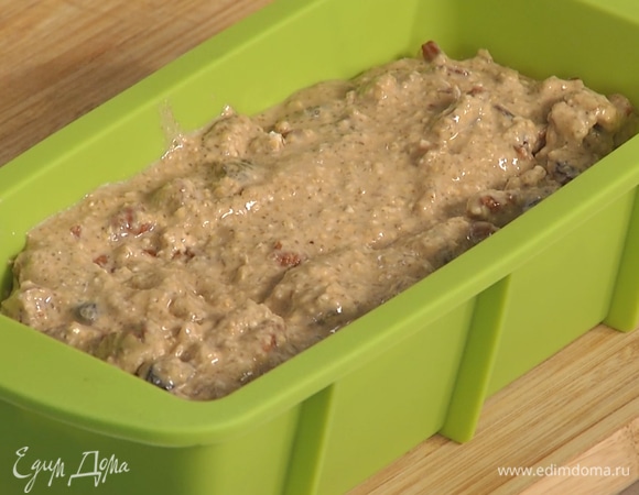 В силиконовую форму для выпекания поместить тесто, равномерно распределить.