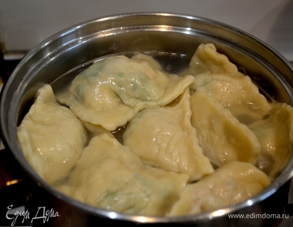 Отвариваем равиоли в подсоленной воде с приправами, подаем в тарелке порционно.