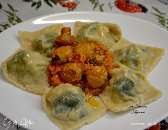 Грибной соус добавляем в центр равиоли.