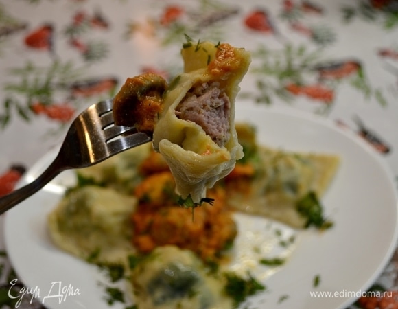 Такие необычные равиоли удивят и порадуют ваших родных и близких!Приятного вам аппетита и счастливых новогодних праздников!