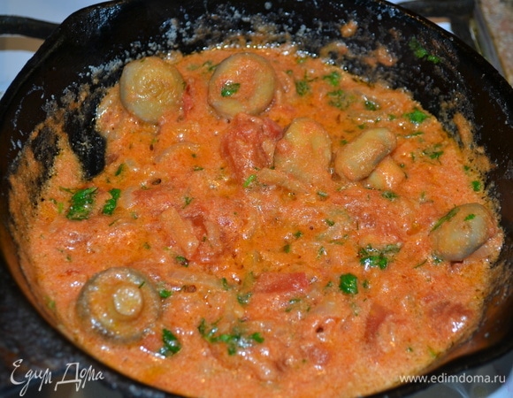 Для соуса сегодня я использую шампиньоны. Слегка обжариваем, добавляем томаты в собственном соку и даем потушиться минут 10 с открытой крышкой, Далее добавить сливки, зелень, специи, соль.Тушим без крышки еще немного, давая лишней воде выпариться. Получается нежная консистенция.