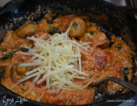 Далее распускаем сыр, и соус с грибами готов.