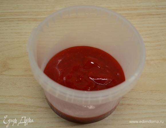 Для клюквенного соуса желатин залить холодной водой (20 г) и дать набухнуть. В клюкву добавить сахар, соль и специи. Варить на небольшом огне до мягкости ягод. Можно добавить немного воды. Пробить ягоды блендером и перетереть через сито. Вернуть пюре на огонь. Крахмал развести небольшим количеством воды и влить в пюре. Тщательно размешать и проварить около 1 минуты. Добавить желатин и размешать. Охладить.