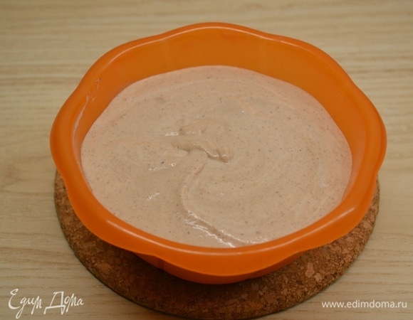 Для печеночного мусса луковицу и стебель сельдерея мелко нарезать и обжарить на сливочном масле. Печень и филе нарезать на небольшие кусочки и добавить к луку. Добавить соль, перец и чеснок. Тушить под крышкой до готовности. Желатин залить холодной водой (30 г) и дать набухнуть. В печень добавить 30 г сливок, пробить блендером и перетереть через сито. Добавить растопленный желатин и перемешать. Дать массе остыть до комнатной температуры. Сливки взбить и аккуратно вмешать в паштет.