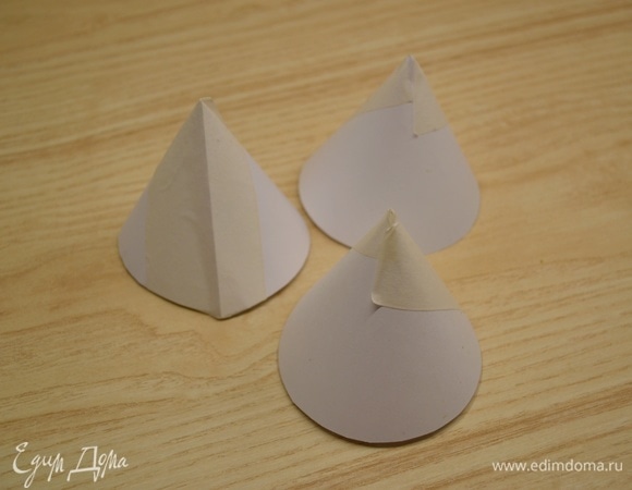 Из плотной бумаги сделать конусы. Внутрь вложить пленку.