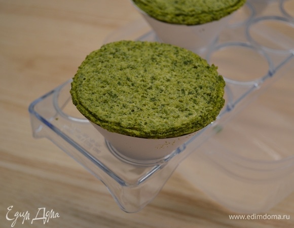 Сверху уложить донышко и убрать в холодильник до полного застывания. 