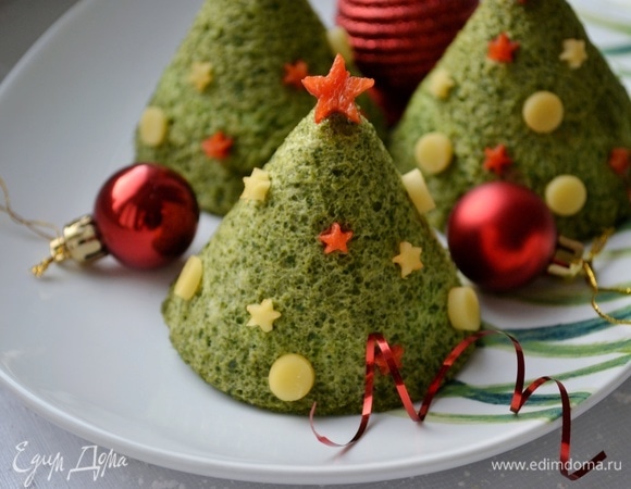 Вынуть елочки из конусов и украсить кусочками сыра и овощей. Приятного аппетита!