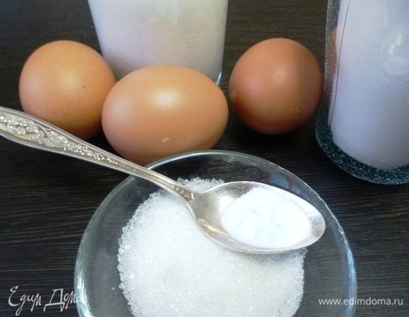Подготовить ингредиенты для кукурузного хлеба.