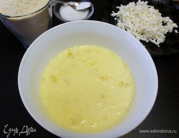 Соединить яйца и молоко и разболтать вилкой до однородности.