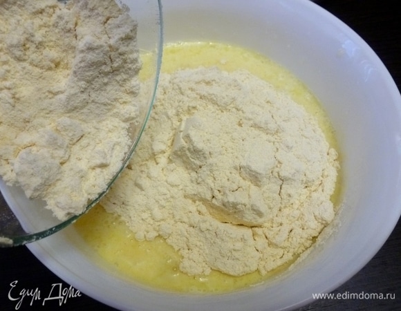Всыпать в яично-молочную смесь кукурузную муку, сахар и соду.