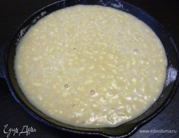 Выложить тесто в форму, у меня чугунная сковорода. Выпекать в разогретой до 180°C духовке минут 40. Готовность выпечки проверить деревянной шпажкой.