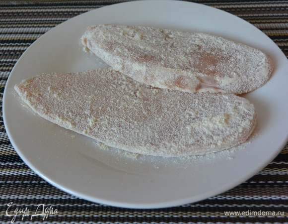 Обваливаем кусочки курицы в кукурузной муке. Затем в сотейник наливаем растительное масло, обжариваем курицу с двух сторон. Добавляем манго, чеснок, закрываем крышкой и тушим до готовности. На гарнир можно подать рис.