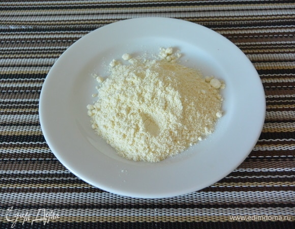 Для панировки нам понадобится кукурузная мука.