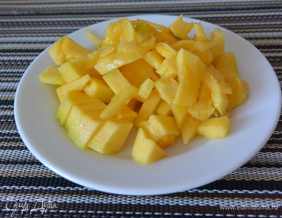 Манго почистить и нарезать на маленькие кусочки.