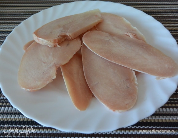 Нарезать куриную грудку на плоские куски.