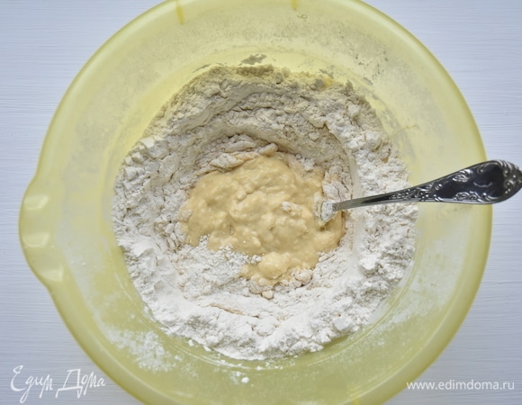 Начать замешивать тесто, постепенно подсыпая муку с краев воронки.