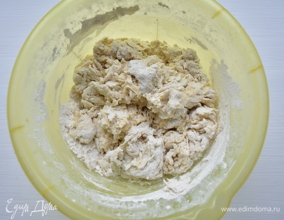 Переложить тесто и продолжить вымешивать его на рабочей поверхности минут 7–10. 