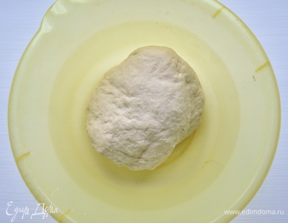 Накрыть емкость с тестом пленкой и убрать в холодильник на 30 минут.