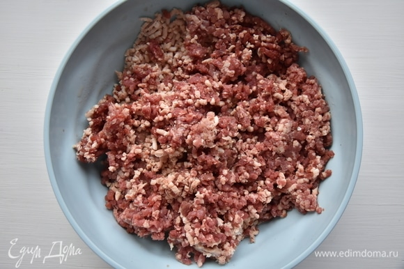 Для приготовления фарша перекрутить через мясорубку говядину и баранину. Используйте любой вид мяса, который любите.