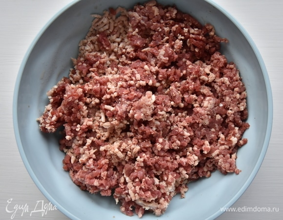 Для приготовления фарша перекрутить через мясорубку говядину и баранину. Используйте любой вид мяса, который любите.