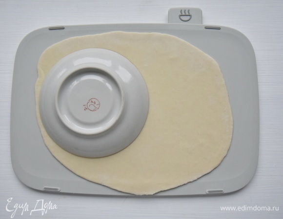 Раскатать часть теста, с помощью чайного блюдца вырезать круглые заготовки. На один хинкали идет две заготовки.