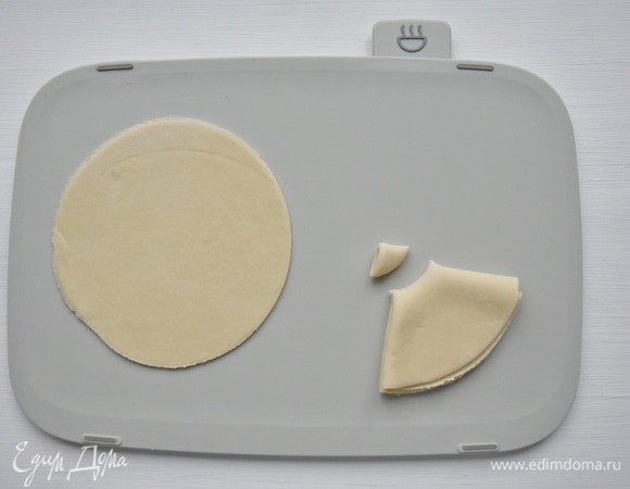 Одну часть теста свернуть в треугольник и отрезать кончик.