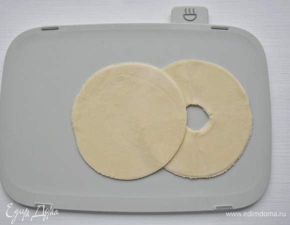 Соединить заготовки вместе, положив вниз круг с отверстием в центре. Слегка скрепить заготовки по краям. 