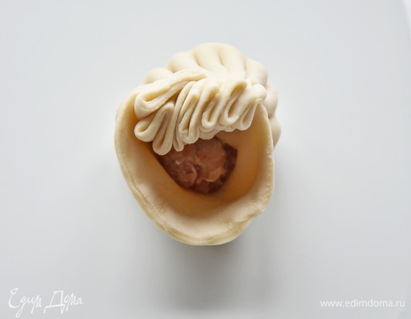 В центр выложить порцию начинки и собрать узелочек, формируя складочки.  