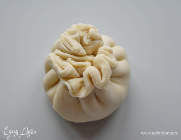 Скрепить складочки и срезать излишки теста.