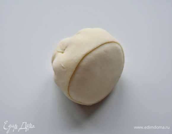 Перевернуть хинкали. Снизу отделить верхний слой теста, подняв его наверх.