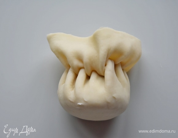 Слегка растянуть получившуюся юбочку из теста. Выложить порцию начинки в центр.