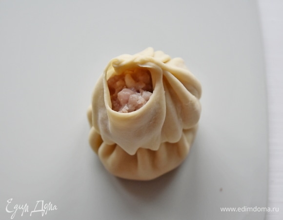 Собрать края складочками аналогично нижнему слою.