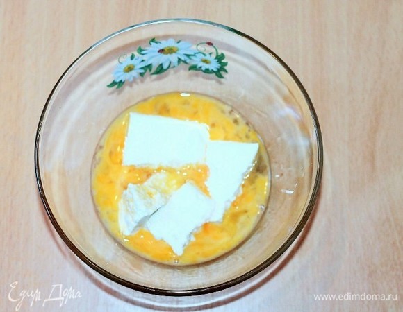Взбиваем венчиком 1 яйцо. Добавляем протертый через сито творог и перемешиваем.