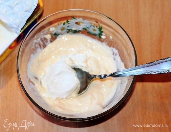 Затем вмешиваем в смесь мягкий плавленый сыр. Добавляем соевый соус и смешанную с 0,5 ч. л. разрыхлителем и 1 ст. л. муки. Взбиваем смесь миксером до однородности.