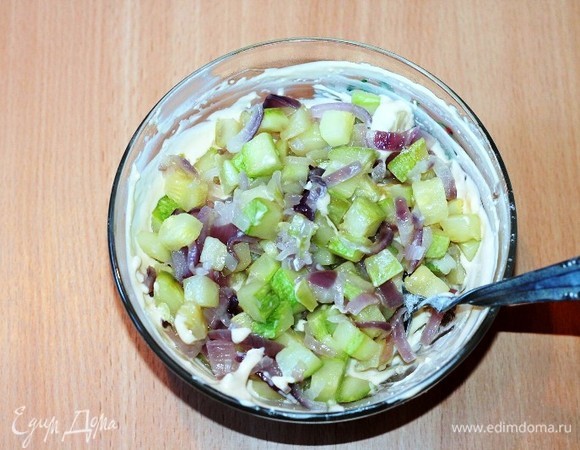 Затем кладем приготовленную овощную смесь. Перемешиваем. Теперь вы можете посолить и поперчить по вкусу.