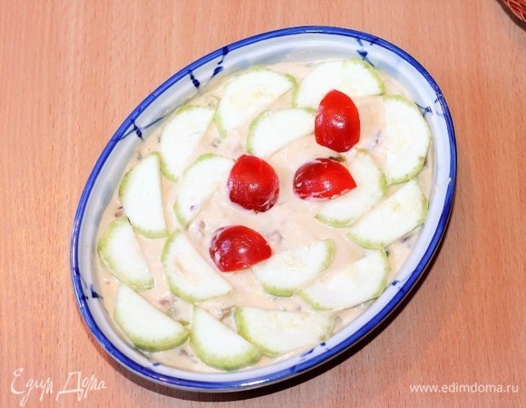 Выложить кабачковую смесь в форму для запекания, смазанную сливочным маслом.