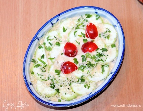 Посыпать сверху щепоткой тимьяна или приправой для овощей. Оставшиеся кружочки кабачка выложить сверху и украсить небольшими дольками помидора. Посыпать сверху тертым сыром, зеленью и запекать в духовке 30 минут при 180°C. Затем переключить на 200°C и запекать 5 минут до образования красивой корочки сверху.