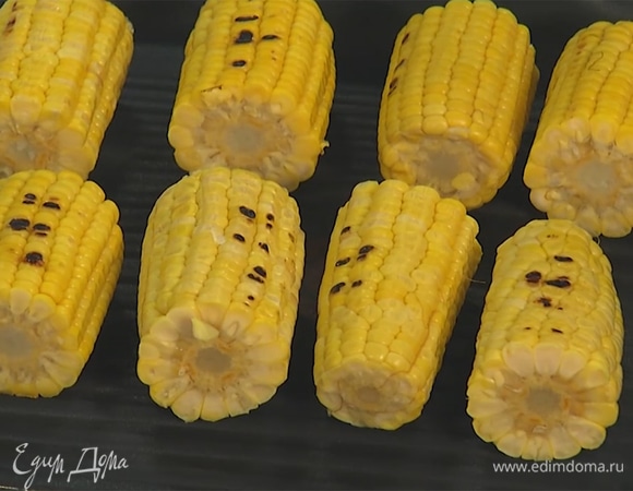 Кукурузу в початках предварительно отварить, разрезать пополам. Разогреть сковороду-гриль, выложить кукурузу, подрумянить со всех сторон.  