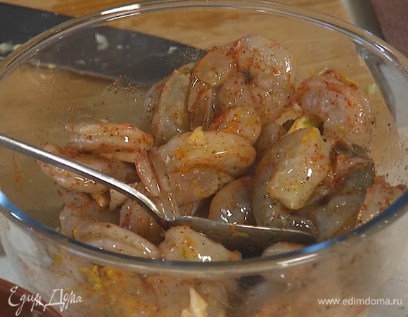 Измельчить чеснок, добавить к морепродуктам вместе с цедрой апельсина и лайма, перемешать.  