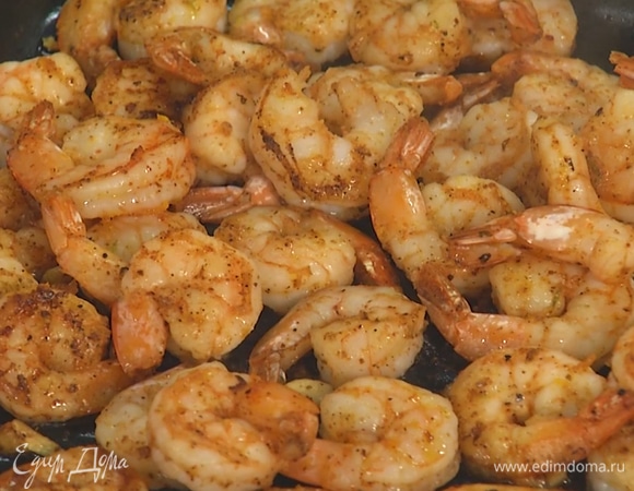 На сковороду-гриль выложить креветки, быстро обжарить до готовности — мякоть должна стать молочно-белого цвета.