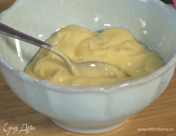 К готовому майонезу добавить соус чили, перемешать.