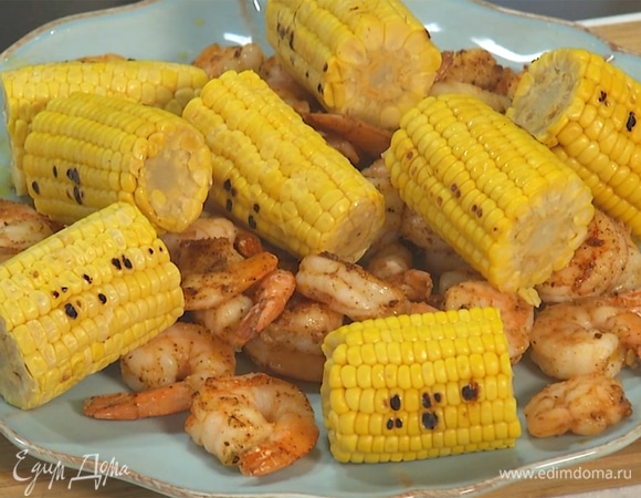 Креветки вместе с кукурузой выложить на тарелку. Подавать с соусом.