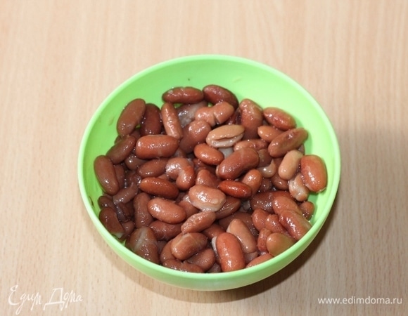 Жидкость из консервированной банки с фасолью вылить.