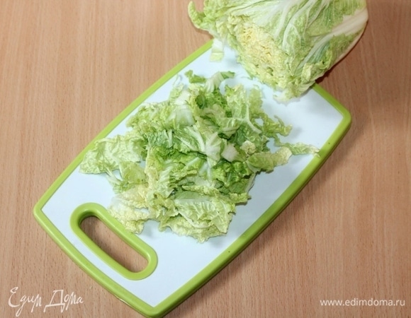 Кочан капусты промыть под проточной водой и просушить бумажным полотенцем. Вначале шинкуем капусту соломкой.