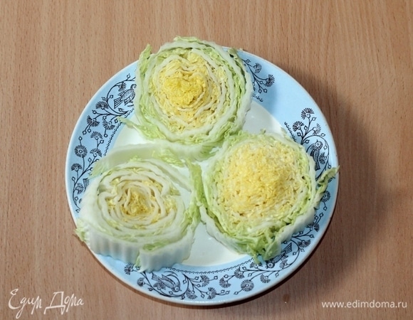 А в конце кочана отрезаем 3 круга толщиной ~ 15 мм. У меня три порции, и я отрезала три капустных стейка. Уберите стейки пока в сторону.