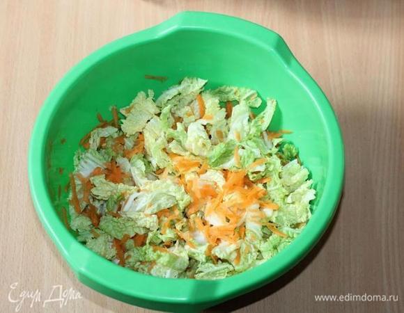 К нашинкованной капусте добавьте натертую на крупной терке морковь и нарезанный соломкой сладкий перец, влейте легкий соевый соус (2–3 ст. л.). Перемешайте. Вместо соли у меня — соевый соус.