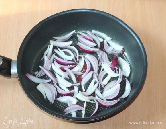 На растительном масле обжарьте нарезанный лук до прозрачности.