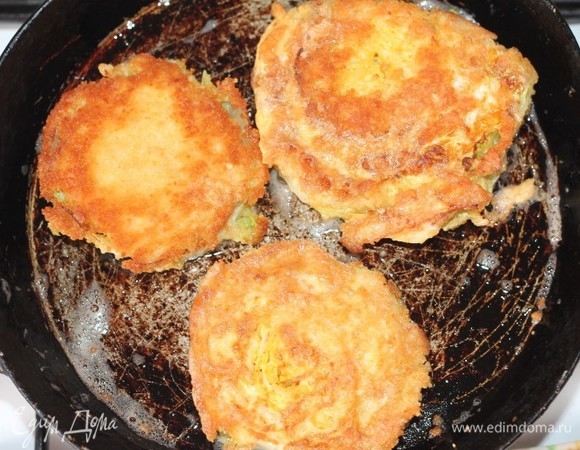 Взбиваем вилкой яйцо с маленькой щепоткой соли и макаем в нее капустный стейк, затем — в панировочные сухари. Жарим на сковороде до готовности с двух сторон. Стейк будет готов, если у вас будет вот такая, как на фото, корочка. Жарьте на среднем огне.