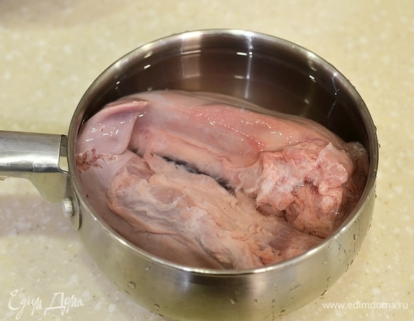 Замочите язык в холодной воде часов на 6. Так вы уберете лишний запах. Все-таки свинья достаточно пахучее животное. Можно добавить в воду ложку лимонного сока — и процесс пойдет быстрее.